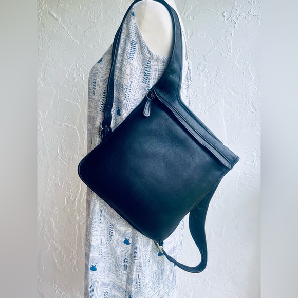 VINTAGE RARE HIPPIE COACH SLIM FLAT BACKPACK #9405 BLACK LEATHER - Picture 3 of 16